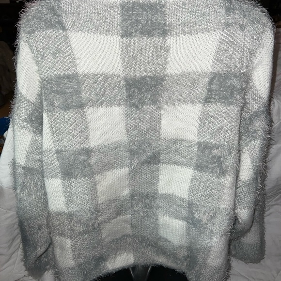 En/Kay By Navleen Cropped Plaid Sweater Hoodie - Picture 4 of 9